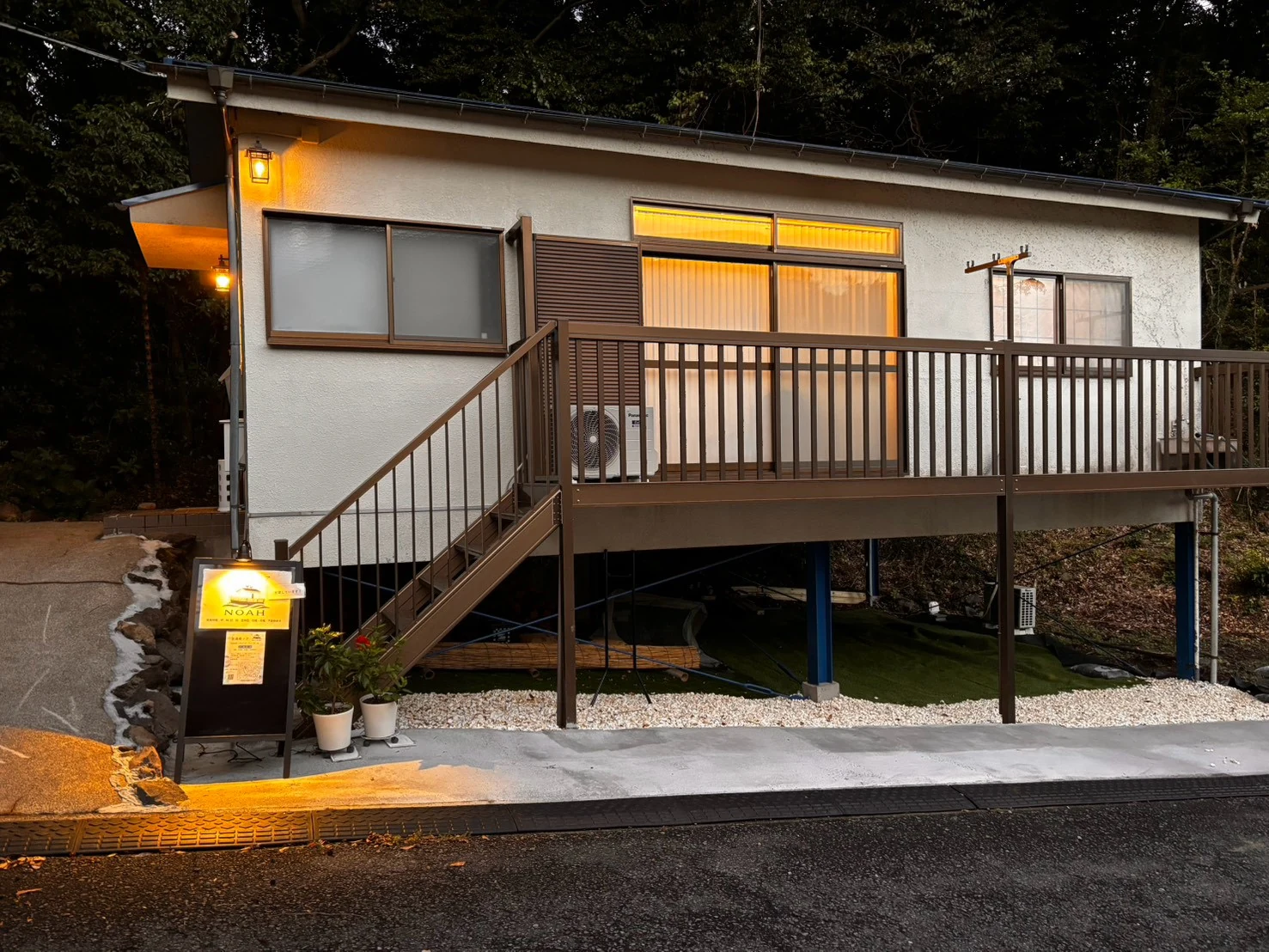 夕暮れにあかりが灯る居酒屋NOAHの外観