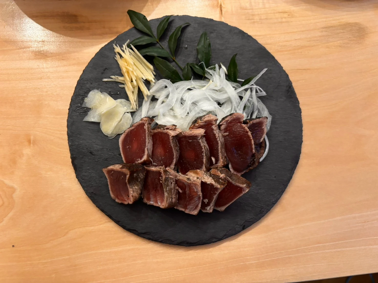 薬味を添えたカツオのたたき