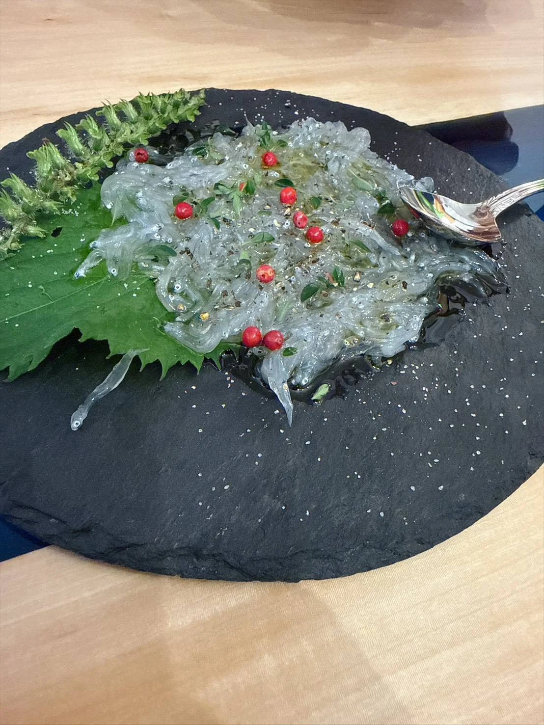 青い器に盛りつけた生しらすのカルパッチョ